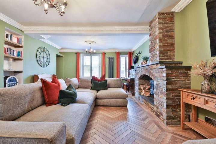 Bed and breakfast for 12 people, with garden in Swansea