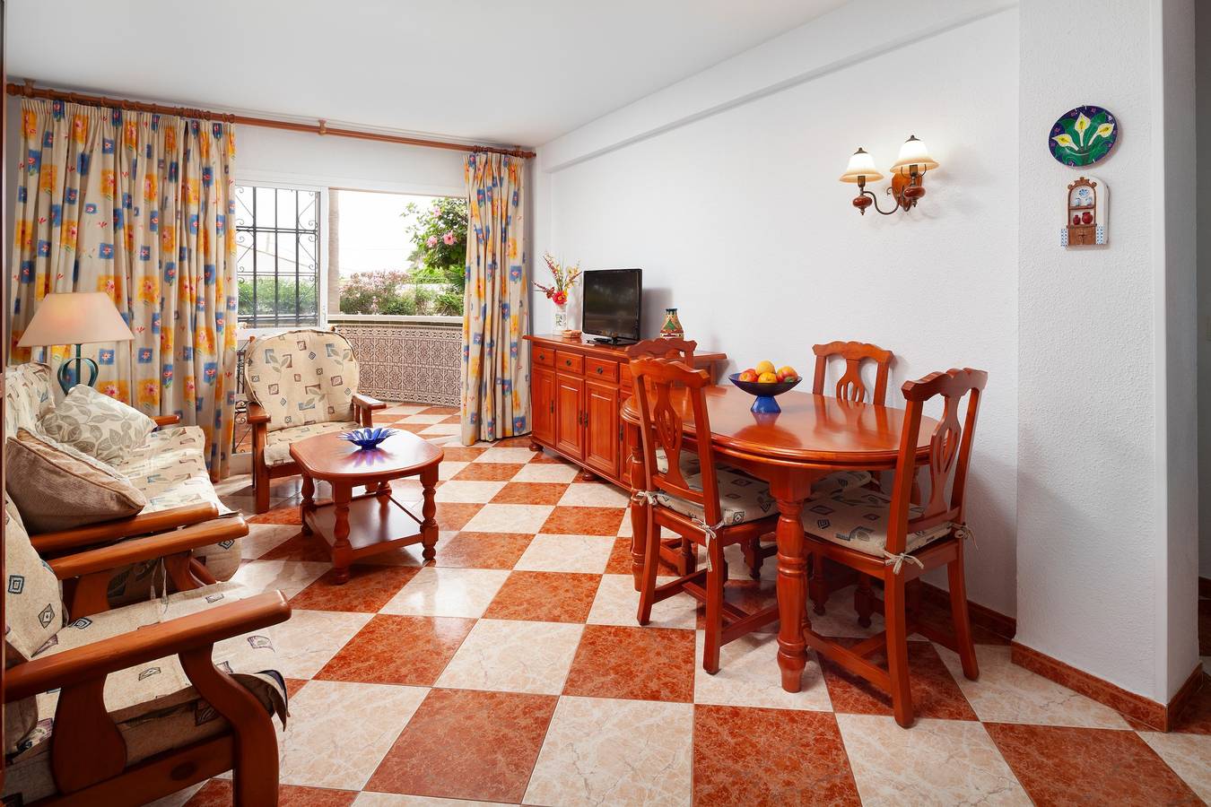 Apartamento entero, Apartamento 'Los Rubios Playa' con terraza privada, jardín compartido y Wi-Fi in Torre de Benagalbón, Rincón de la Victoria