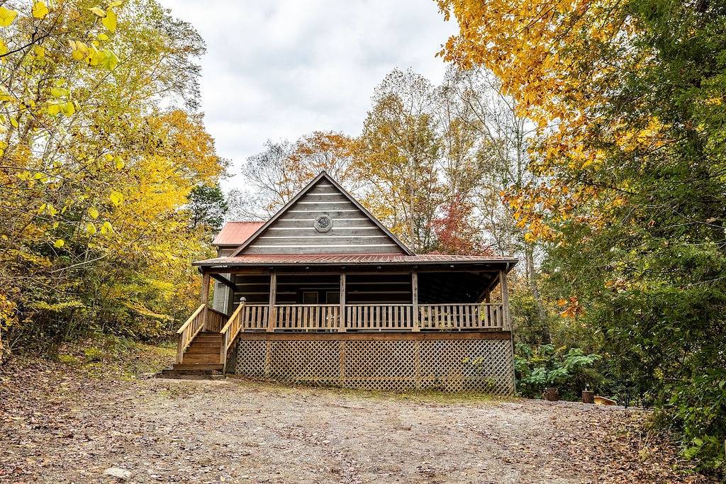 Unwind in Nature: Arcade Adventure & Hot Tub in Tuckaleechee, Blount County