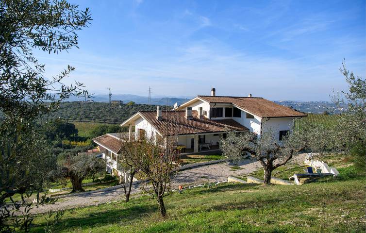 Appartamento intero, Accogliente appartamento con piscina e terrazza vicino a Moscufo in Moscufo, Provincia di Pescara