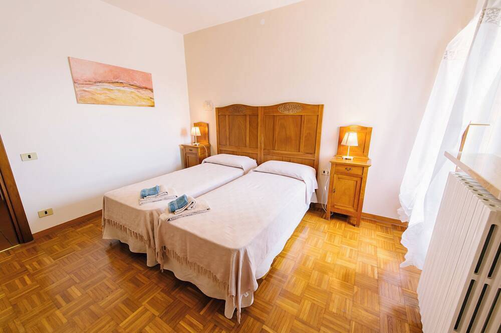 Altes Bauernhaus auf dem Land in Costermano, Gardasee-Berge