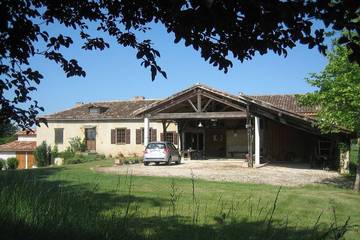 Location de vacances pour 12 personnes, avec jacuzzi ainsi que terrasse et jardin à Aurignac