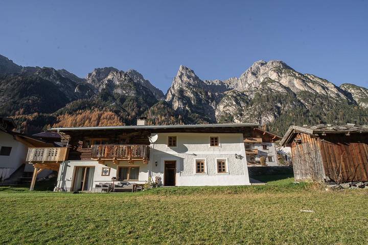 Ferienwohnung für 6 Personen, mit Garten und Ausblick in Gschnitz und Umgebung