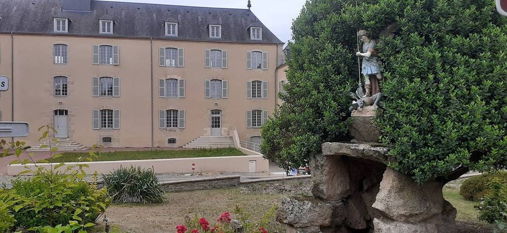 Gîte pour 36 personnes, avec Jardin dans Indre - 2