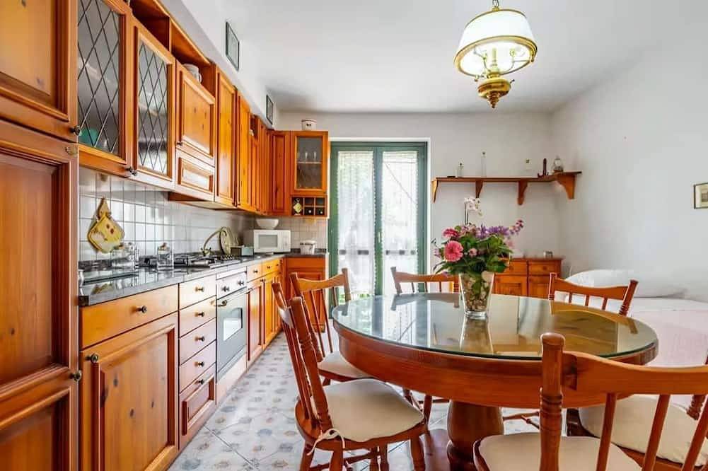 Ganze Wohnung, Guesthost - Cozy 55 sqm apartment in Mascali, ideal for 4 people. Equipped with air conditioning, and 2 balconies, the apartment offers comfort and convenience. Located just 1 minute walk from the beach, with a road next to the building providing direct in Fondachello, Catania Provinz