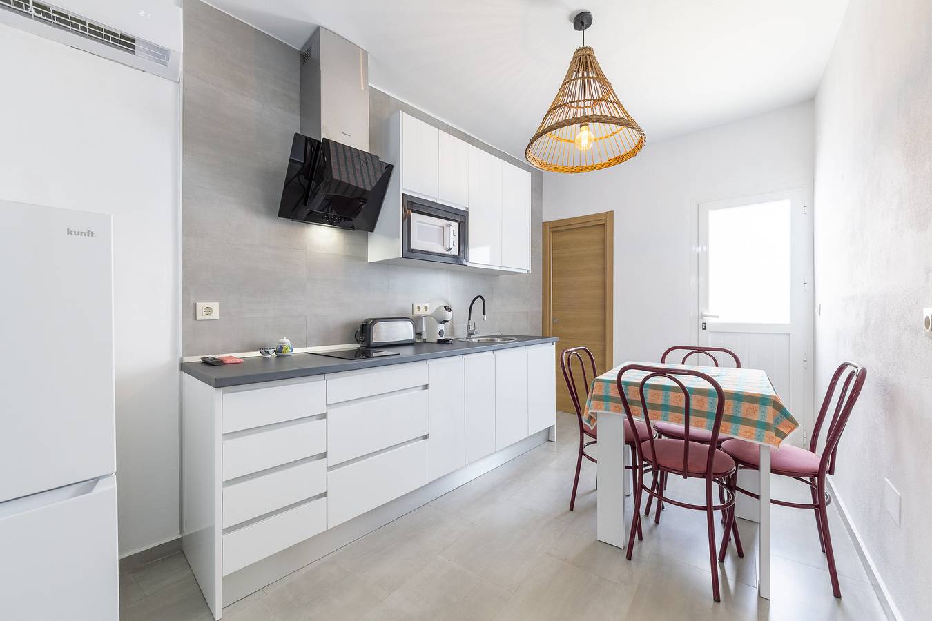 Apartamento entero, Apartamento 'Habitaciones' con vistas a la montaña, Wi-Fi y aire acondicionado in Fernán Pérez, Níjar