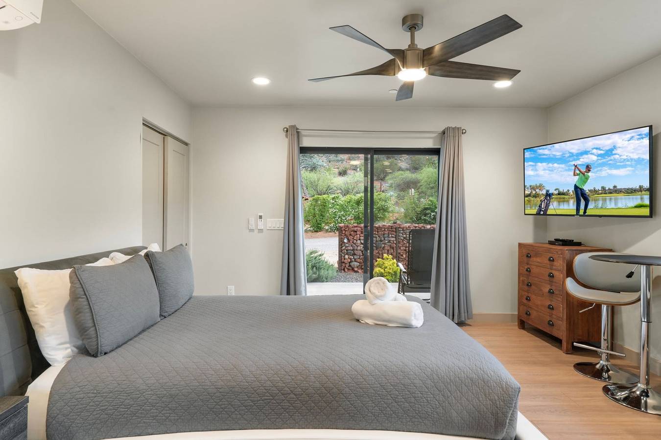 Entire apartment, New Cimaron Butte Studio Laundry Kitchenette in Oak Creek Canyon