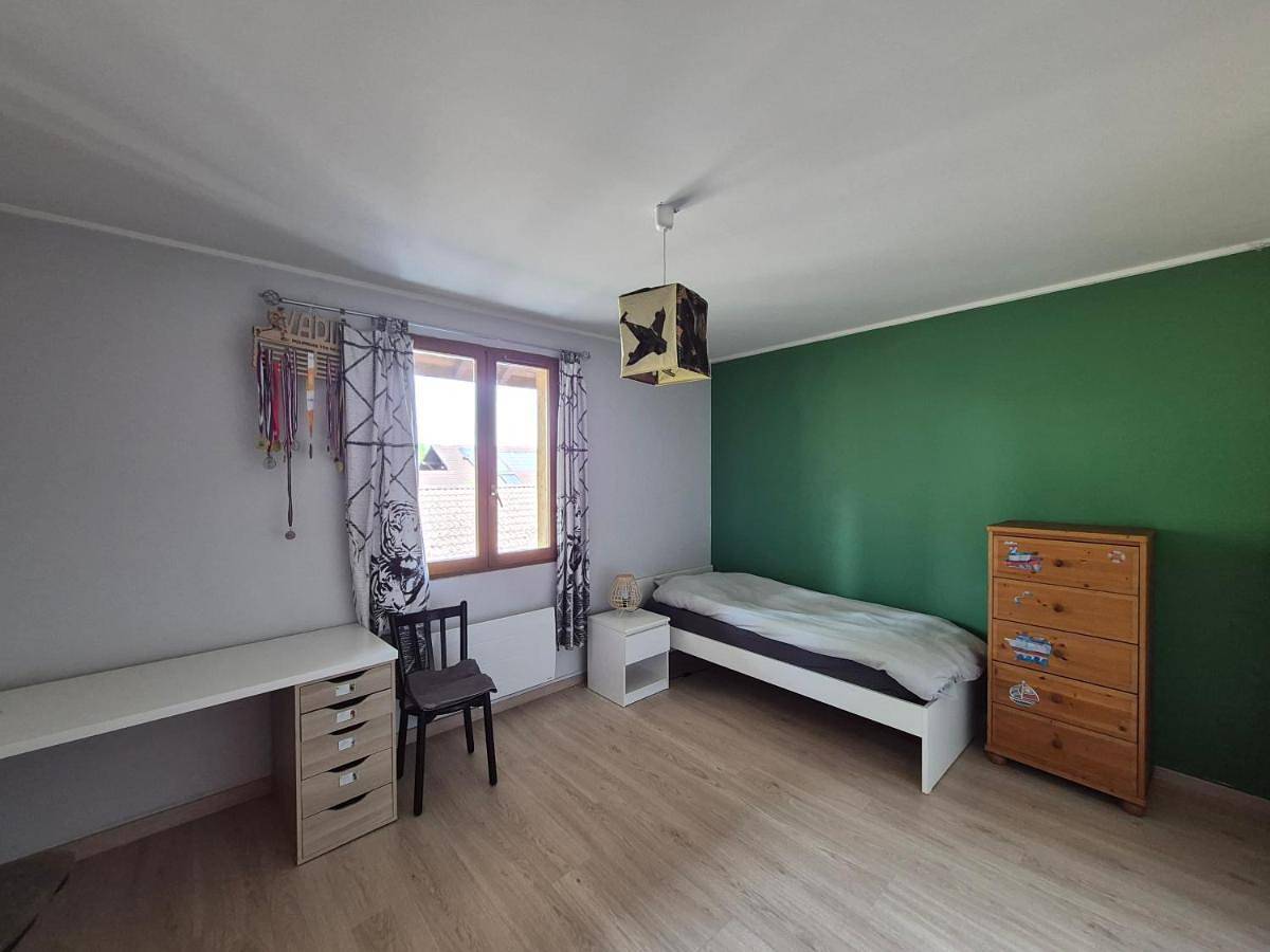 Appartement entier, Large 4-room apartment between Switzerland and France in Prévessin-Moëns, Gex