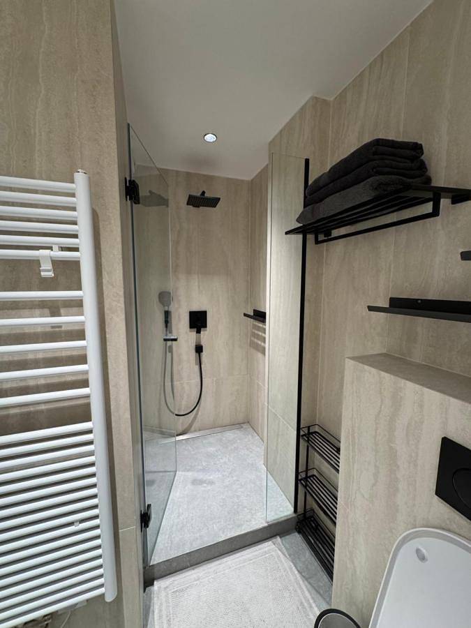 Appartement entier, 2 bedroom apartment renovated in the heart of Paris in Paris, Île de France