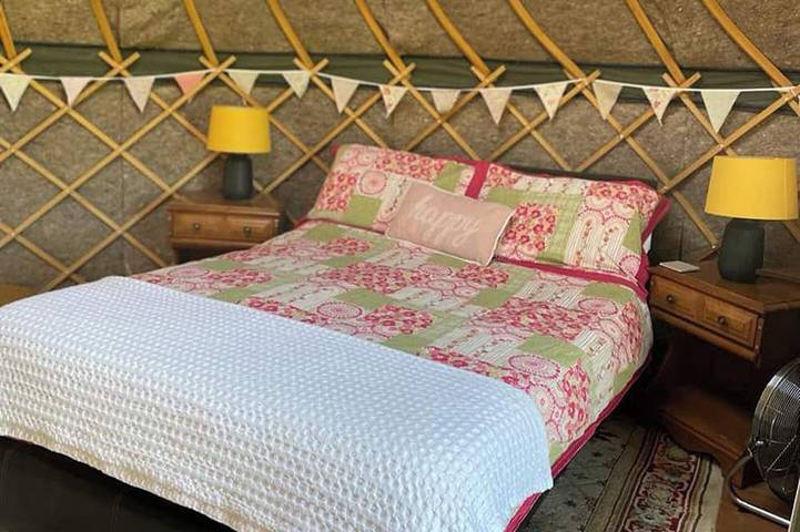Glamping for 2 people, with garden in Wiltshire