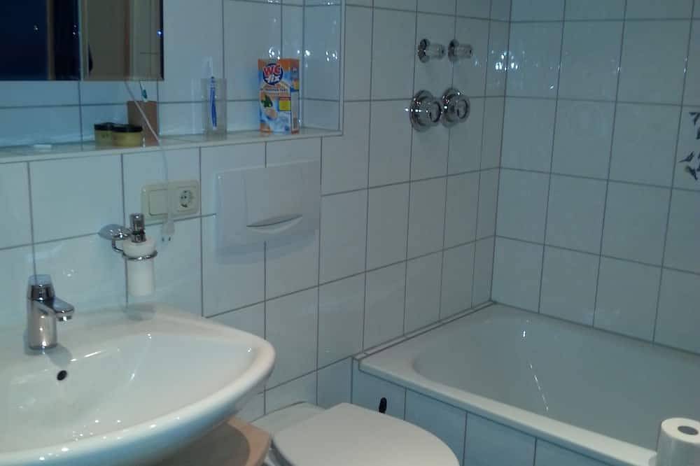 Ganze Wohnung, Gemütliche Ferienwohnung (50 qm) für bis zu drei Personen mit Südbalkon in Ebern, Landkreis Haßberge