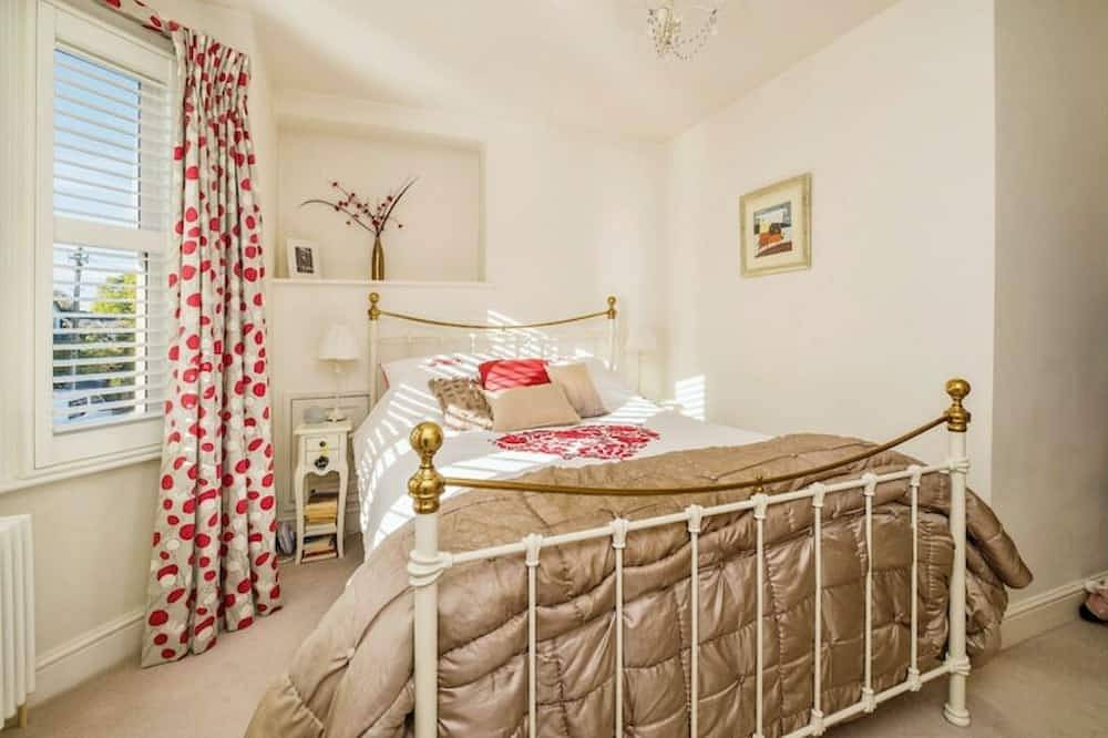 Beautiful 3 bed, 2 bath cottage with off road parking and storage. in Berkshire
