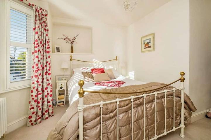 Beautiful 3 bed, 2 bath cottage with off road parking and storage. in Berkshire