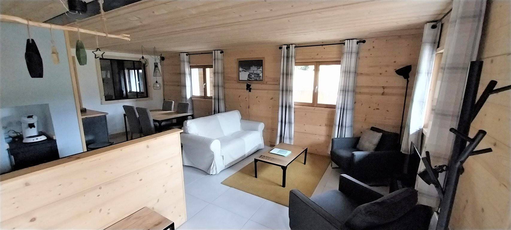 Apartamento entero, Gîte Cairn, planta baja de chalet cerca del lago de Annecy y estaciones de esquí in Faverges, Parque natural regional del Macizo de Bauges