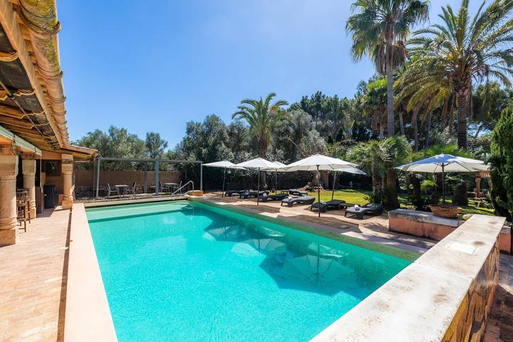 Villa La Torre: historische uitkijktoren met zwembad en restaurant op agroturismo in Campos, Zuid-Mallorca