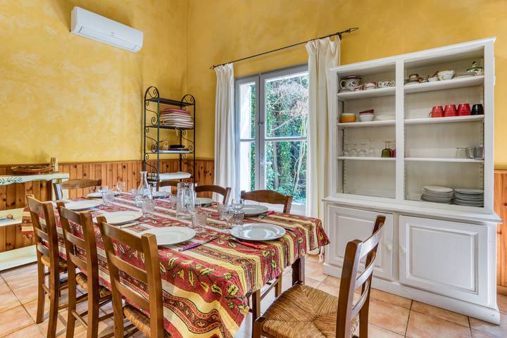 Casa vacanze 'Le Cézanne' con piscina condivisa, Wi-Fi e aria condizionata in Fourques, Costa mediterranea (Francia)