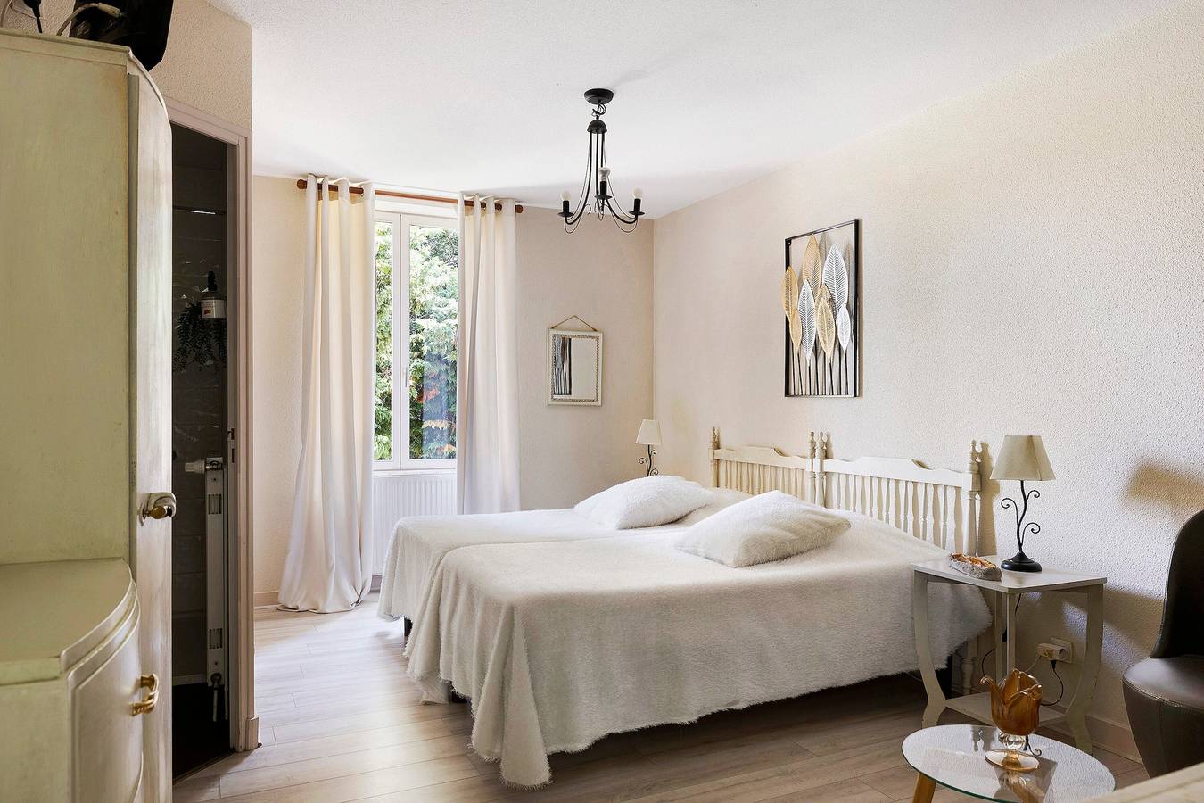 Chambre d’hôtes « Les Malvaux - Chambre Marron » avec piscine, terrasse partagées et Wi-Fi in Huriel, Région de Montluçon