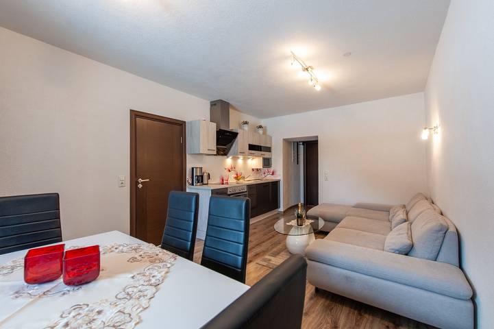 Ferienwohnung für 6 Personen, mit Terrasse und Garten sowie Ausblick in Bichlbach - 2
