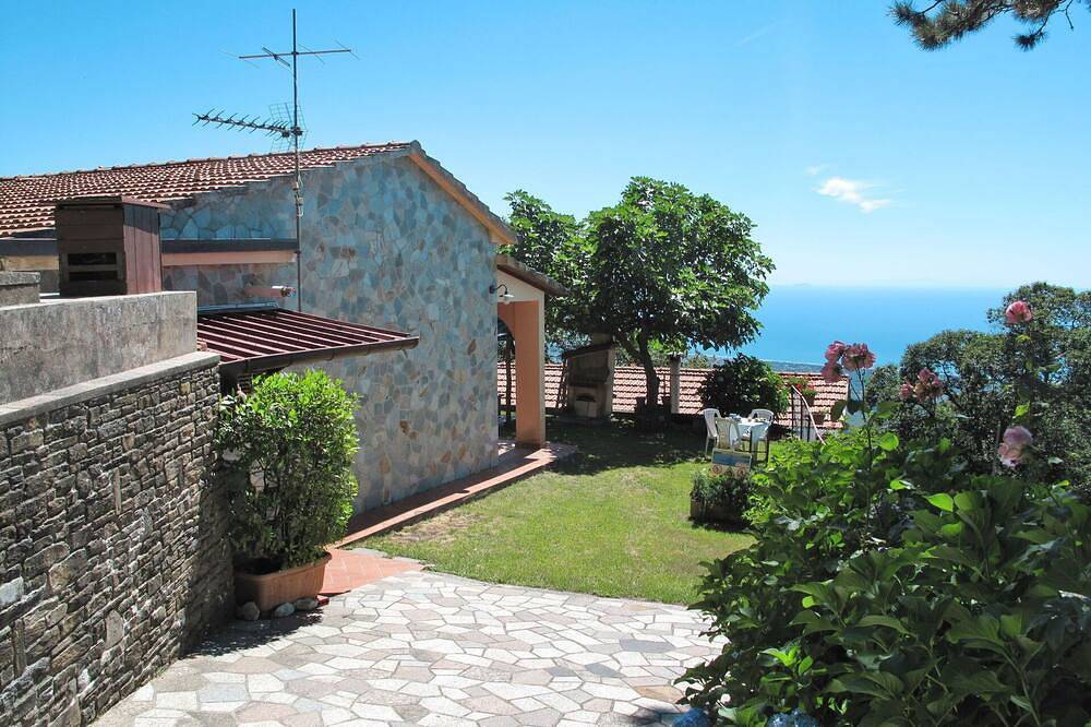 Schönes  Ferienhaus für 2 Leute mit  W-Lan, Klimaanlage, Innenhof und Haustiere erlaubt in Montignoso, Italienische Riviera