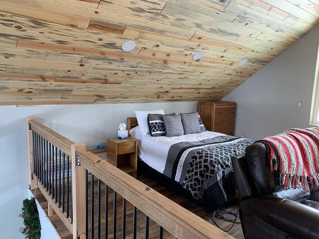 Big Hole Valley cabin near river access in Anaconda-Deer Lodge County, Deer Lodge County