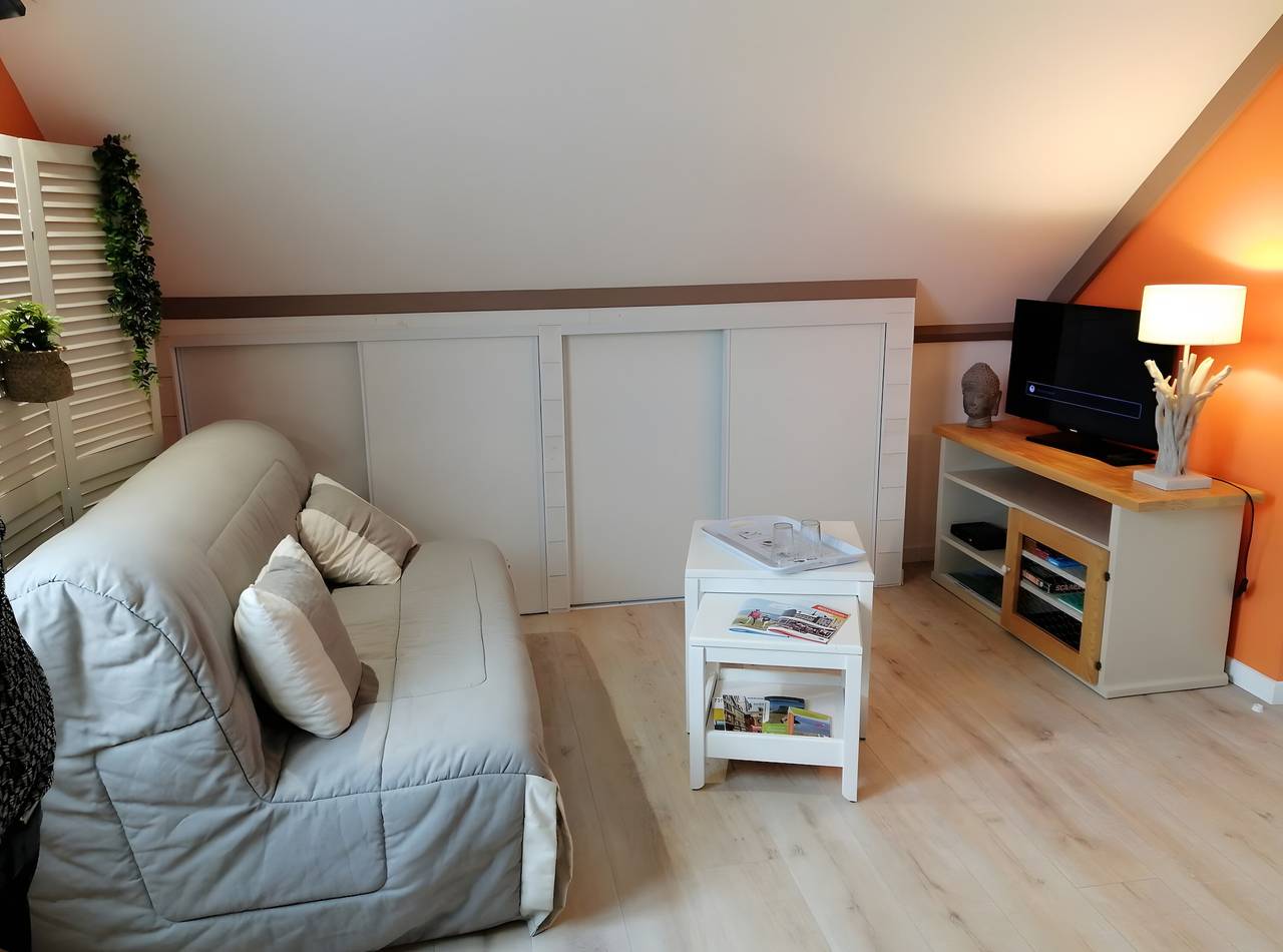 Les Jonquilles Guest Room with Shared Garden and Wi-Fi in Froberville in Froberville, Le Havre region