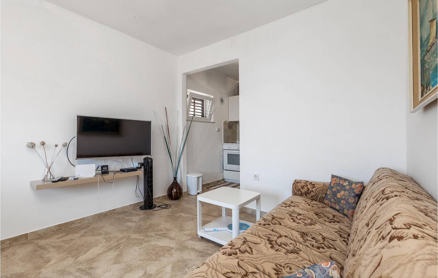 Gemütliche Ferienwohnung mit Meerblick, Terrasse, Parkplatz und WLAN – 100 m zur Küste in Cesarica, Naturpark Velebit