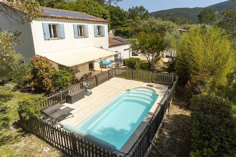 Quiet house with swim pool & children's playground - 15 km from Hyères & Toulon in Solliès-Toucas, Toulon region