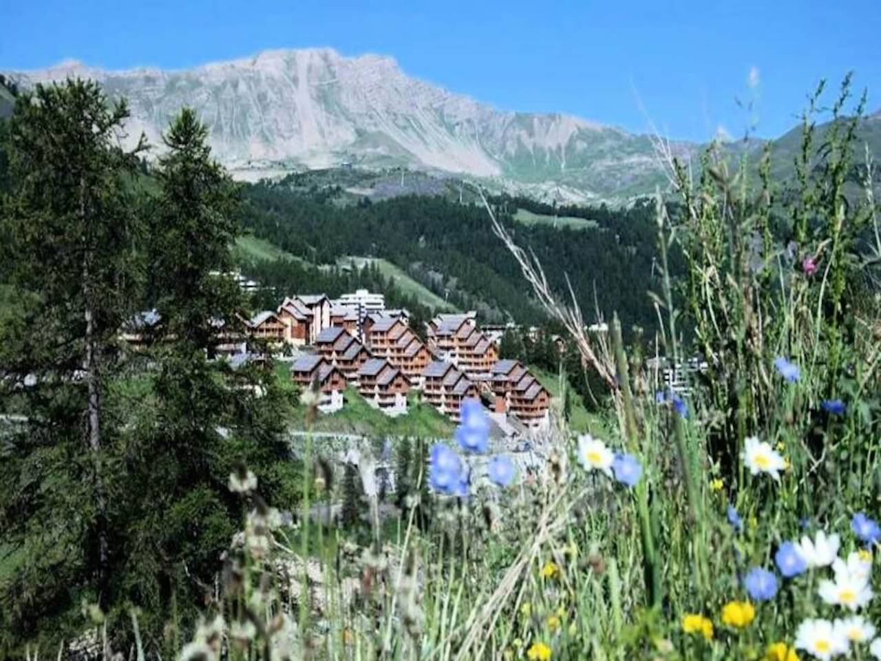 Entire apartment, Chalet in Vars with Ski-In Ski-Out Access in Vars, Briançon region