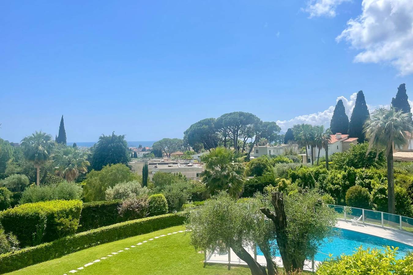 Entire apartment, Cozy flat with terrace and swimming pool in Cannes in Cannes, Cannes region