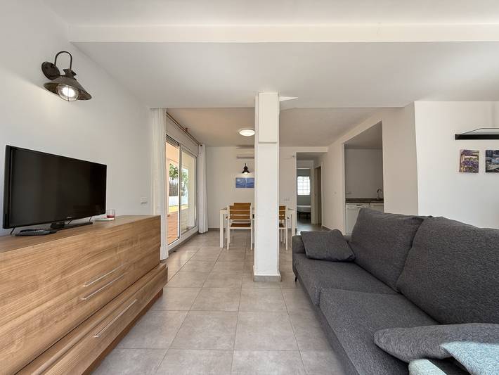 Entire apartment, Agi Las Acacias in Platja de Sant Margarida (Roses), Roses