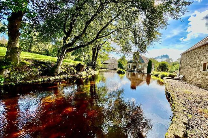 Location de vacances pour 35 personnes, avec jacuzzi ainsi que sauna et jardin à Le Gast