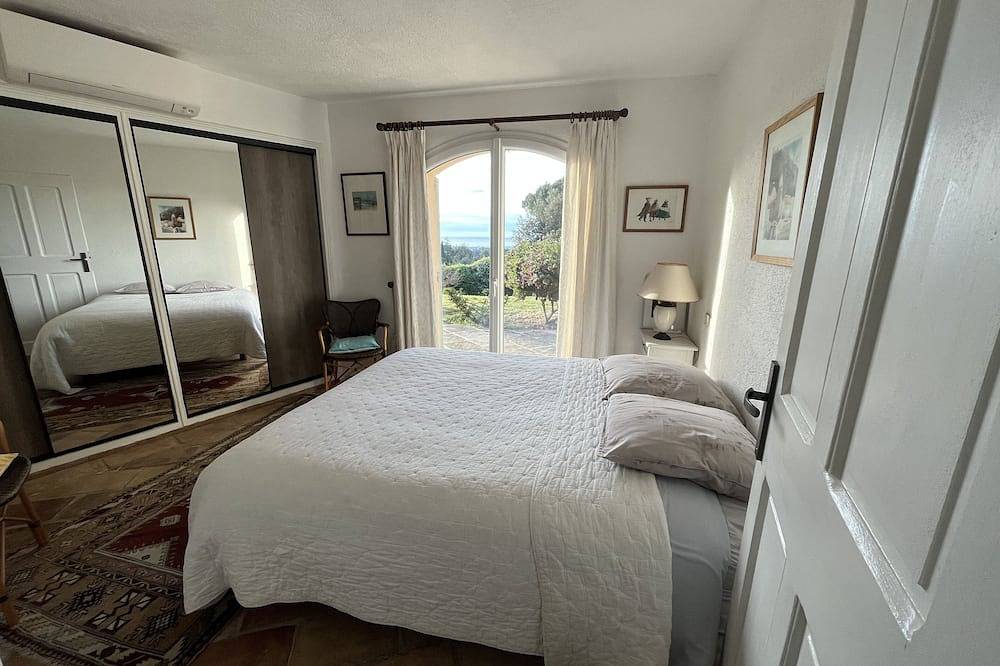 Villa provençale, piscine, vue mer calme absolu, vieux village de Biot in Biot, Côte méditerranéenne (France)