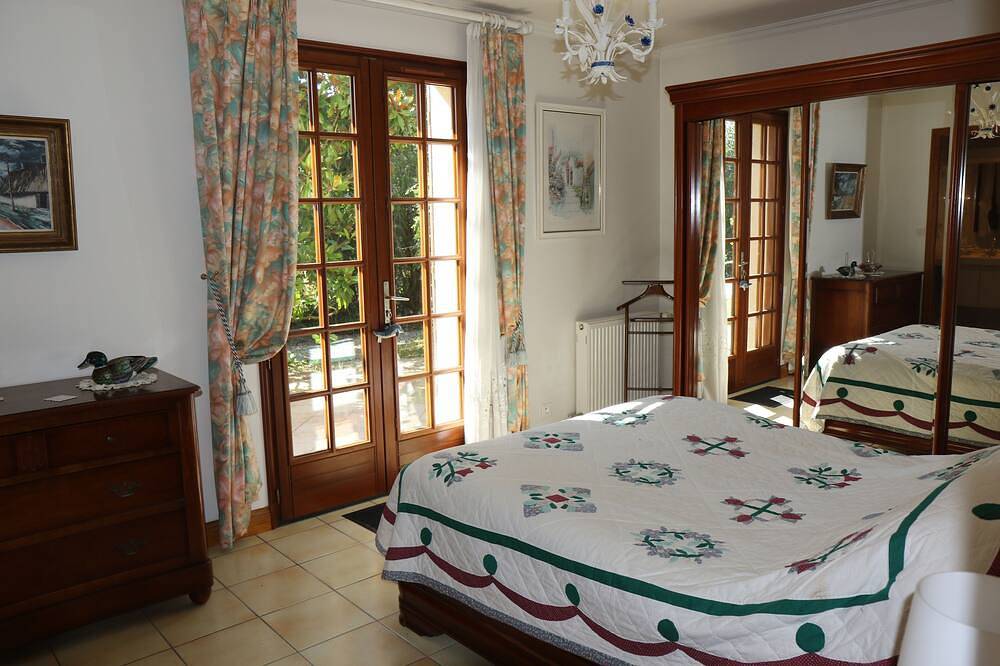 Villa 160 M ° Living Land And With Trees Of 1500 M ° Beautiful Building in Meschers-sur-Gironde, Saintes region