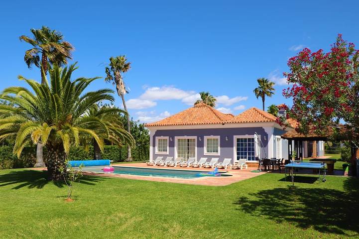 Holiday rental for 10 people, with garden and hot tub in Almancil