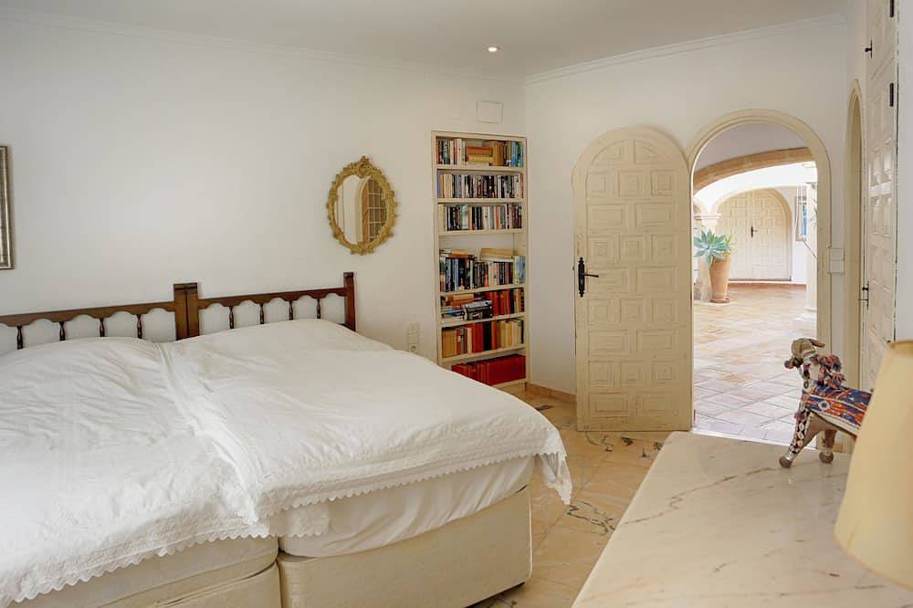 The Round House, extravagant, familienfreundlich und traumhaft schön gelegen.... in Benidoleig, Costa Blanca