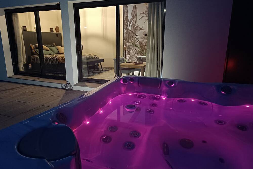 Lovebirds.spa Brand new poolhouse with spa in Vincey, Région d'Épinal