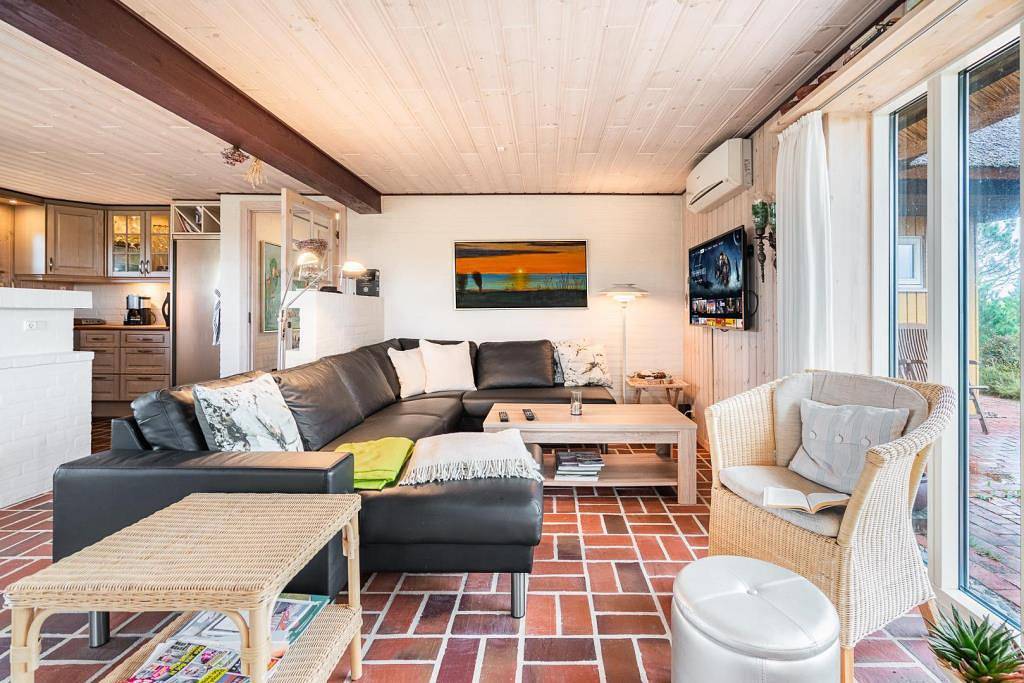 Gemütliches und sehr geräumiges Reetdachhaus mit Whirlpool und Sauna im Gøgevej 46, Henne Strand. in Henne, Varde