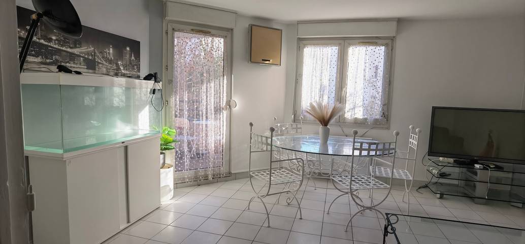 Appartement entier, Appartement "Oasis T3" avec terrasse partagée, jardin privé et Wi-Fi in Villeurbanne, Lyon et ses environs