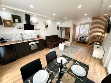Gîte pour 2 personnes, avec terrasse ainsi que vue et jardin à Launaguet