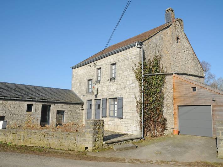 Gîte pour 8 personnes, avec jardin ainsi que terrasse et piscine, adapté aux familles dans Borlon