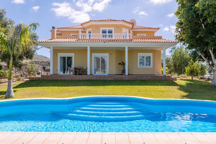 Villa pour 9 personnes, avec Balcon et Jacuzzi ainsi que Terrasse et Jardin à Arona