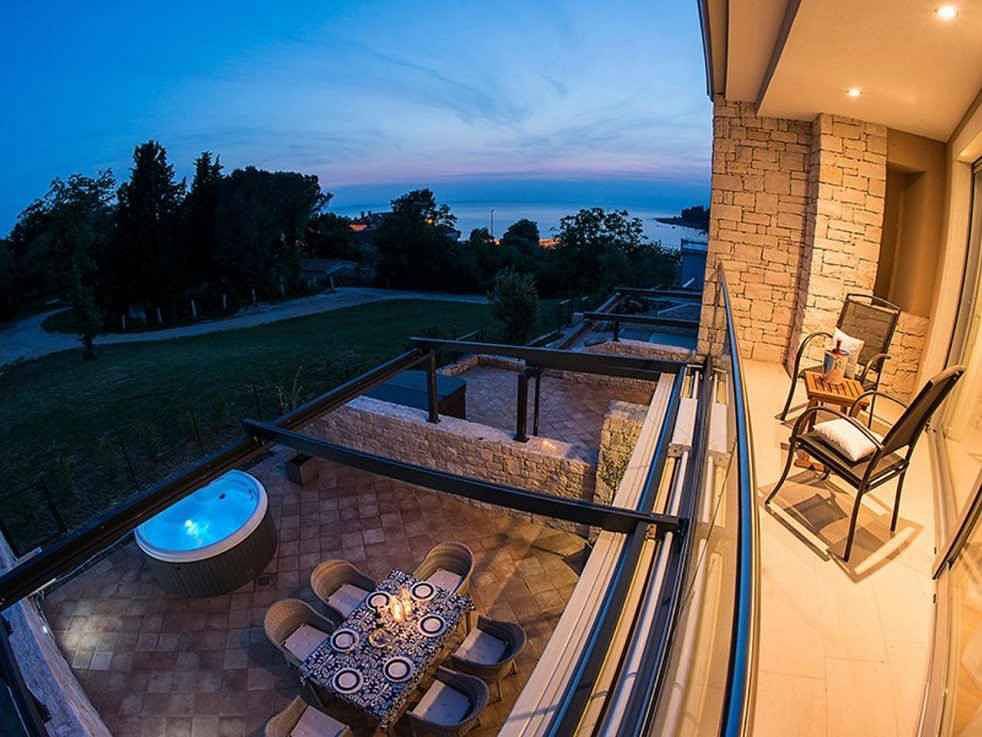 Holiday home with hot tub and sea view near the beach  in Umaška regija