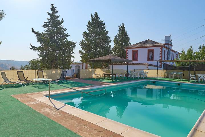 Casa de vacaciones para 20 personas, con Balcón y Jacuzzi además de Jardín y Piscina para niños en Montoro 