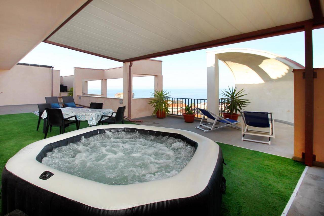 Appartamento intero, Attico vista mare con terrazza e spa riscaldata in Santo Stefano di Camastra, Provincia di Messina