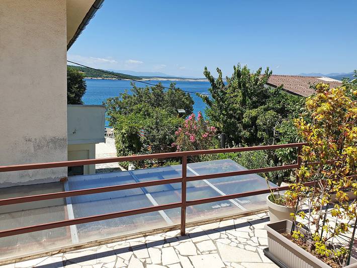 Appartement entier, Apartment Devcic - 40 m from the sea, private terrace, outdoor shower, BBQ in Silo (Krk), Krk