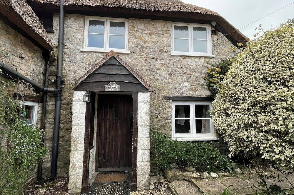 Ivy Cottage, pet friendly, with a garden in West Lulworth in Lulworth Cove, Dorset