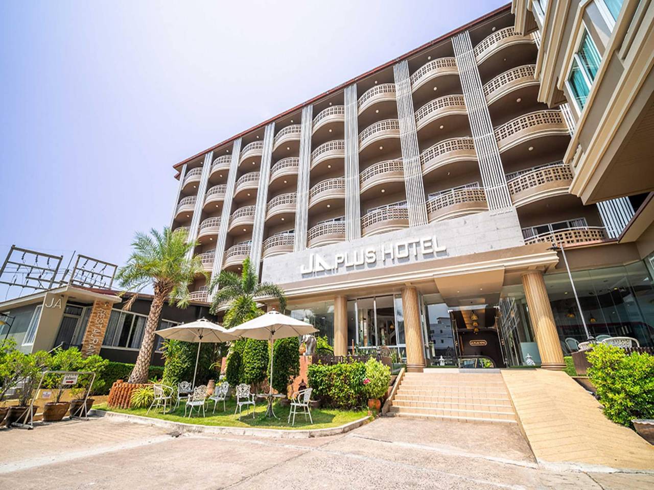 Häpnadsväckande Deluxe Triple vid söndag Ja in Pattaya, Chon Buri