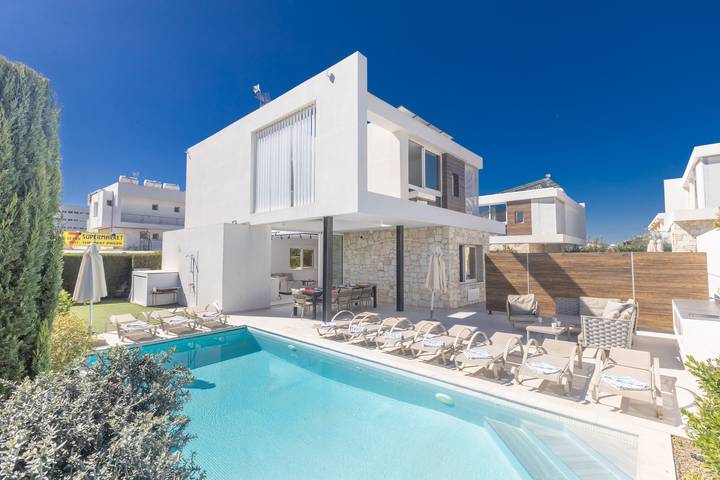 Villa für 12 Personen, mit Garten und Pool sowie Terrasse in Ayia Napa