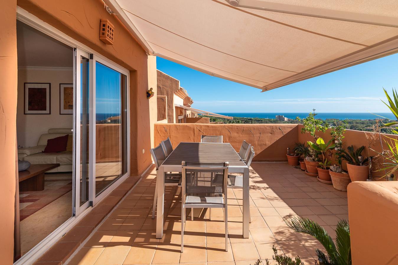 Ático en Marbella con vistas al mar, piscina, Wi-Fi, jardín y terraza in Marbella Este, Marbella