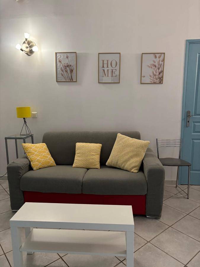 Appartement entier, Studio tout confort in La Crau, Côte méditerranéenne (France)